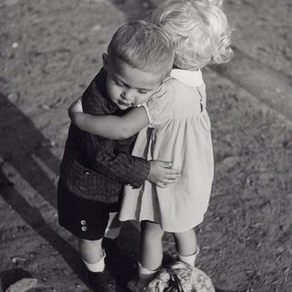 Любовь к ребенку. Дороже всех прикосновение души. Обиженные друзья. Мальчик и девочка обнимаются.
