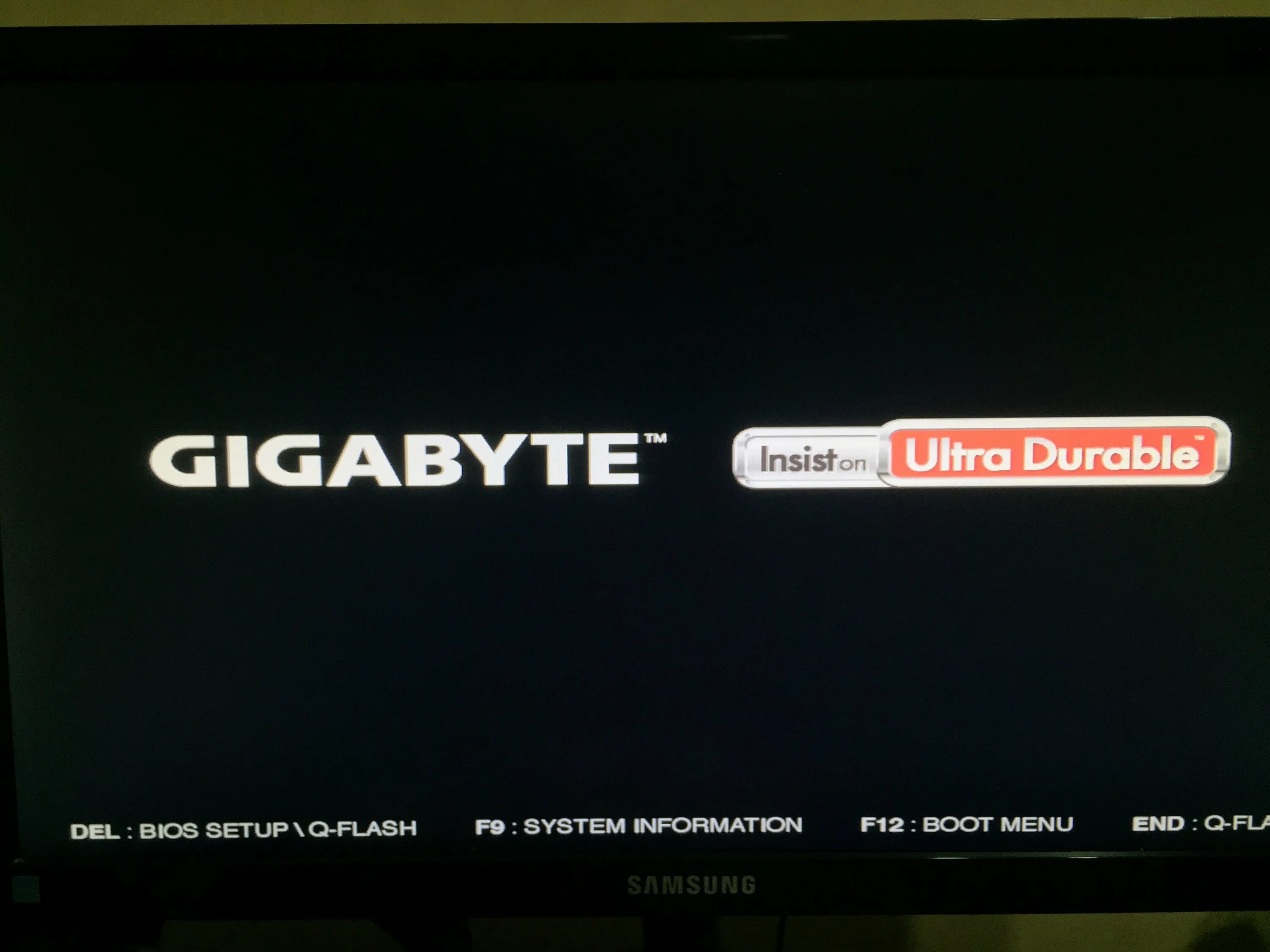 Почему заставка не включается. Заставка Gigabyte при включении. Gigabyte загрузочный экран. Загрузочный экран материнки Gigabyte. Gigabyte Ultra durable экран BIOS экран.