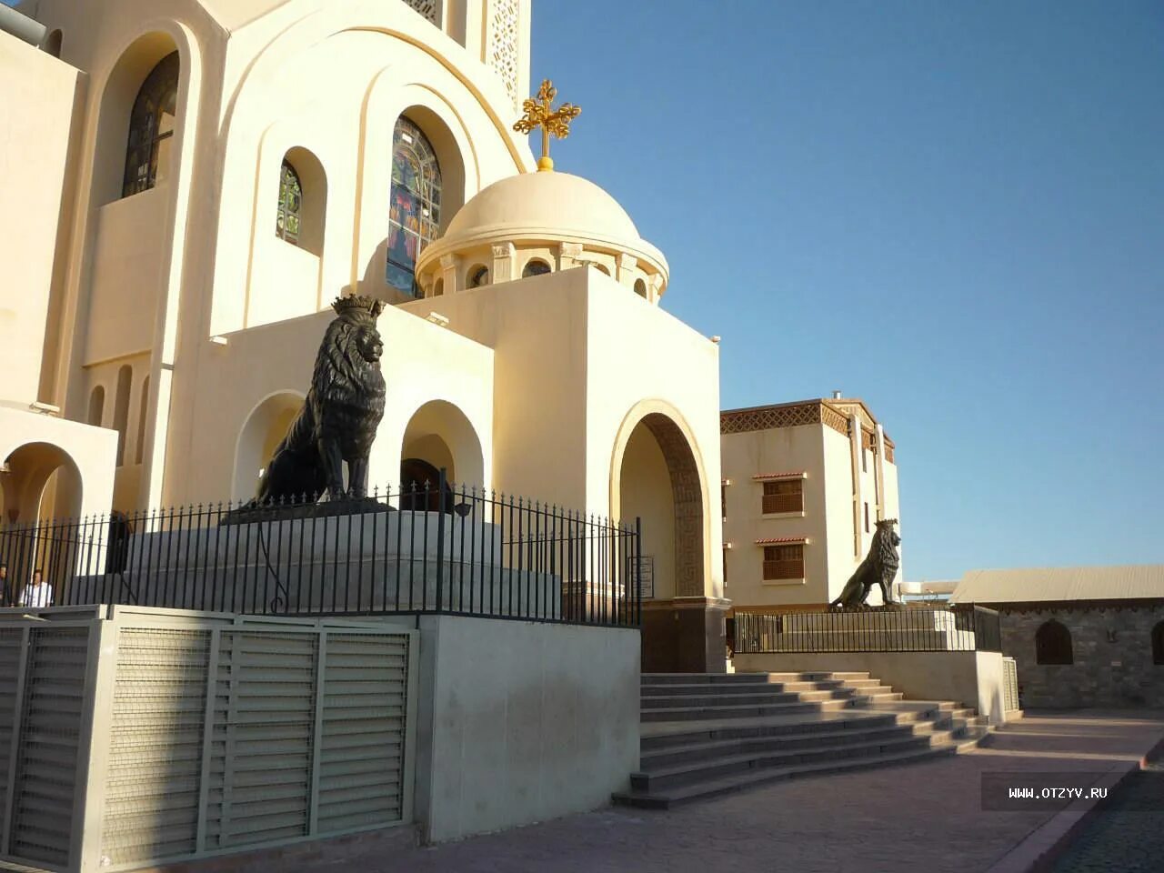 Православный храм в шарм эль шейхе православная церковь. Храм в шарм эль шейхе. Храм в шарм эль шейхе. Коптская православная церковь шарм эль шейх. Христианский храм в шарм эль шейхе.
