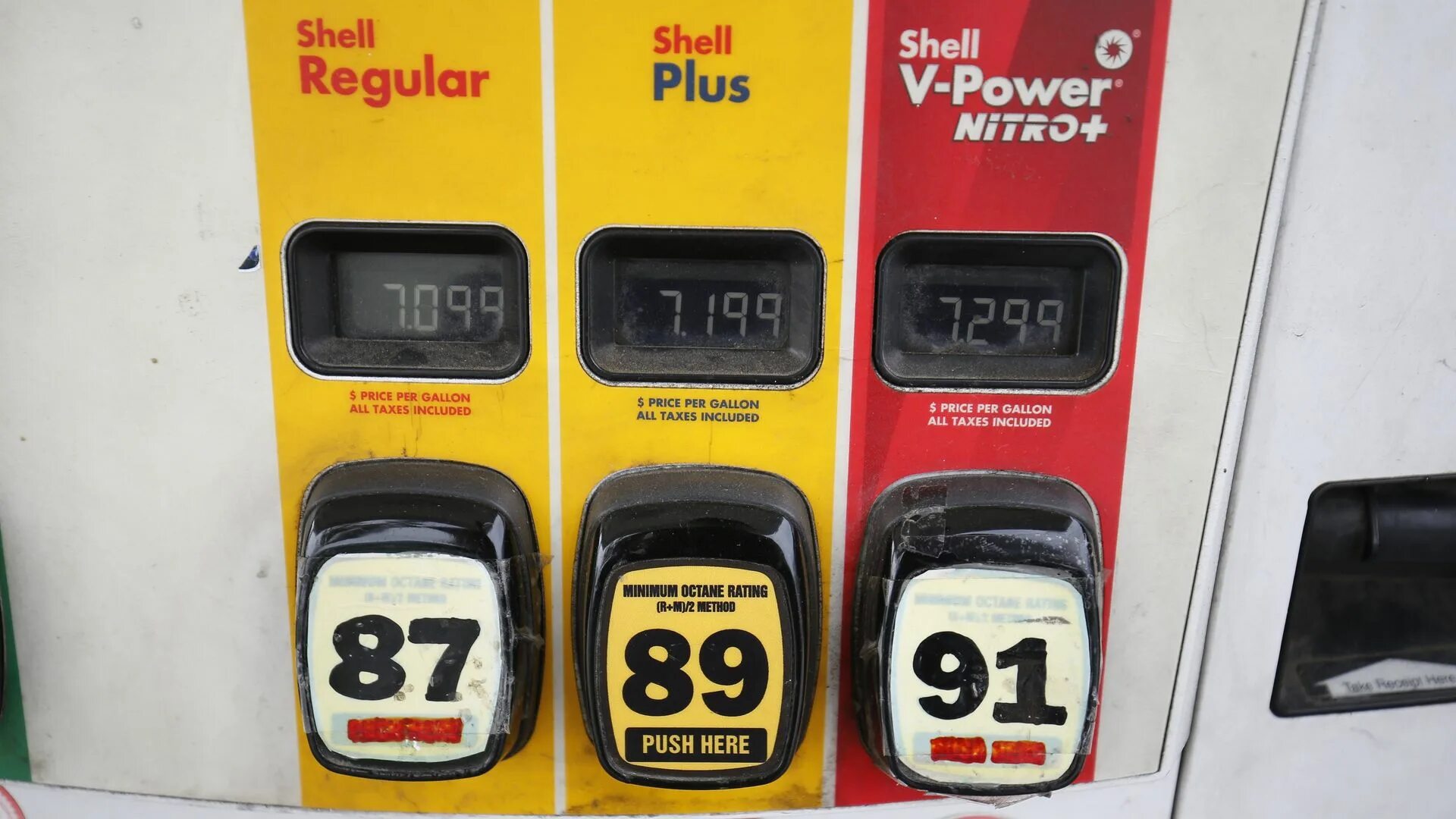 Бензин в Калифорнии. Какие марки бензина продают в США. Бензин в США разновидности. Фасованный бензин на заправках.