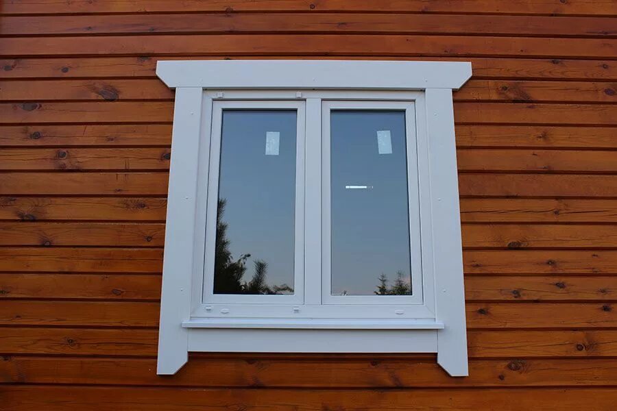 Купить окна в деревянный дом. Наличники на окна деревянные. Наличники для окон из дерева. Наличники на окна в деревянном доме. Финские наличники.
