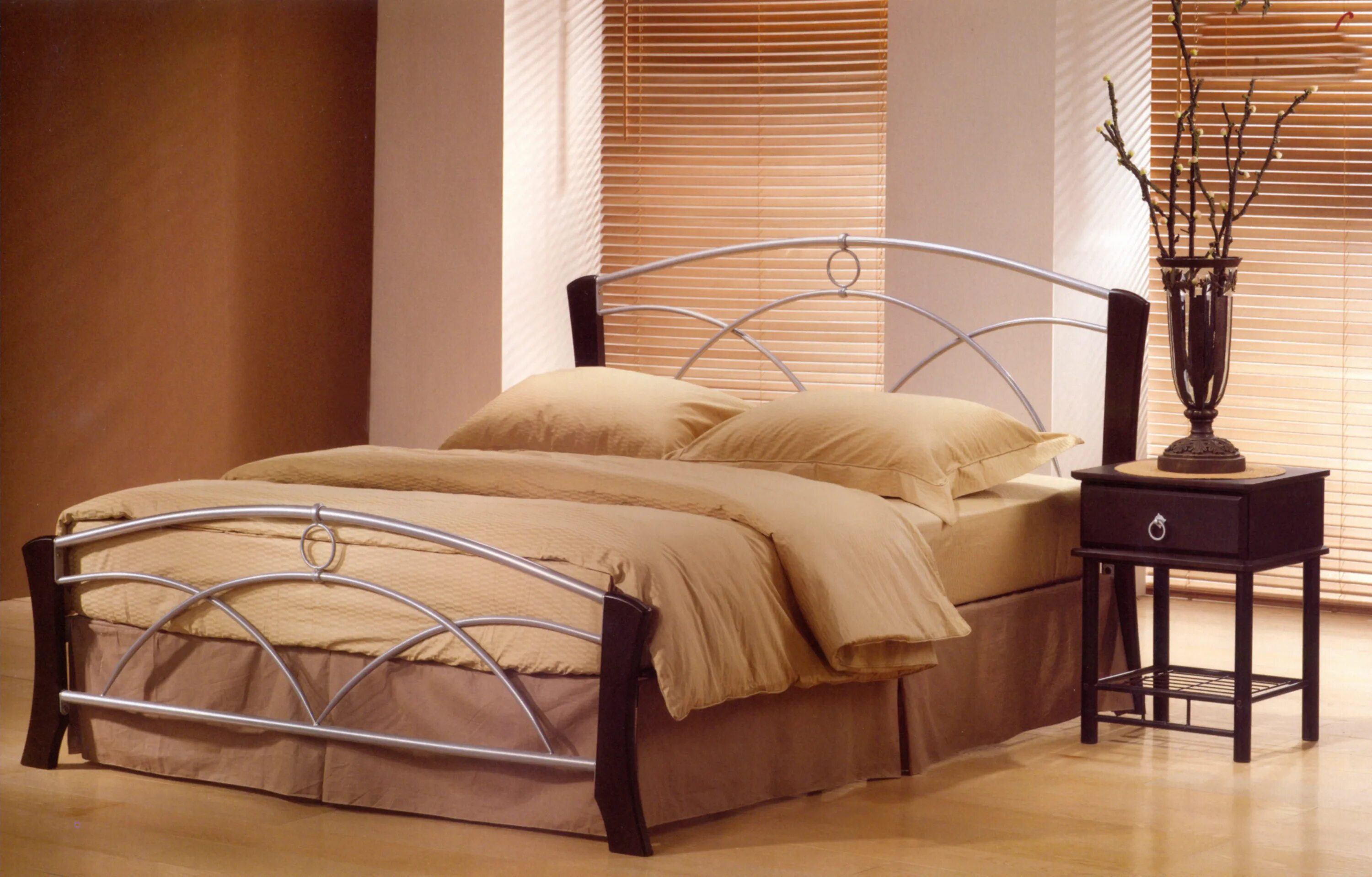 Какую форму имели кровати. Кованые кровати Аскона. Кованые кровати Орматек. Кровать металл Баттерфляй 140х200. Кровать ковка Малайзия.