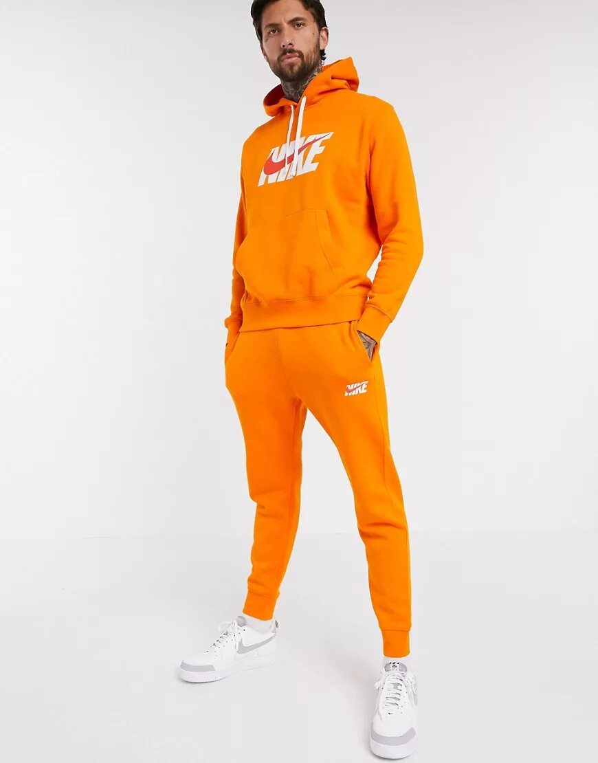 Найк Оринж костюм мужской. Спортивный костюм Nike оранжевый. Оранжевый спортивный костюм мужской найк. Спорт костюм мужской Nike Orange.