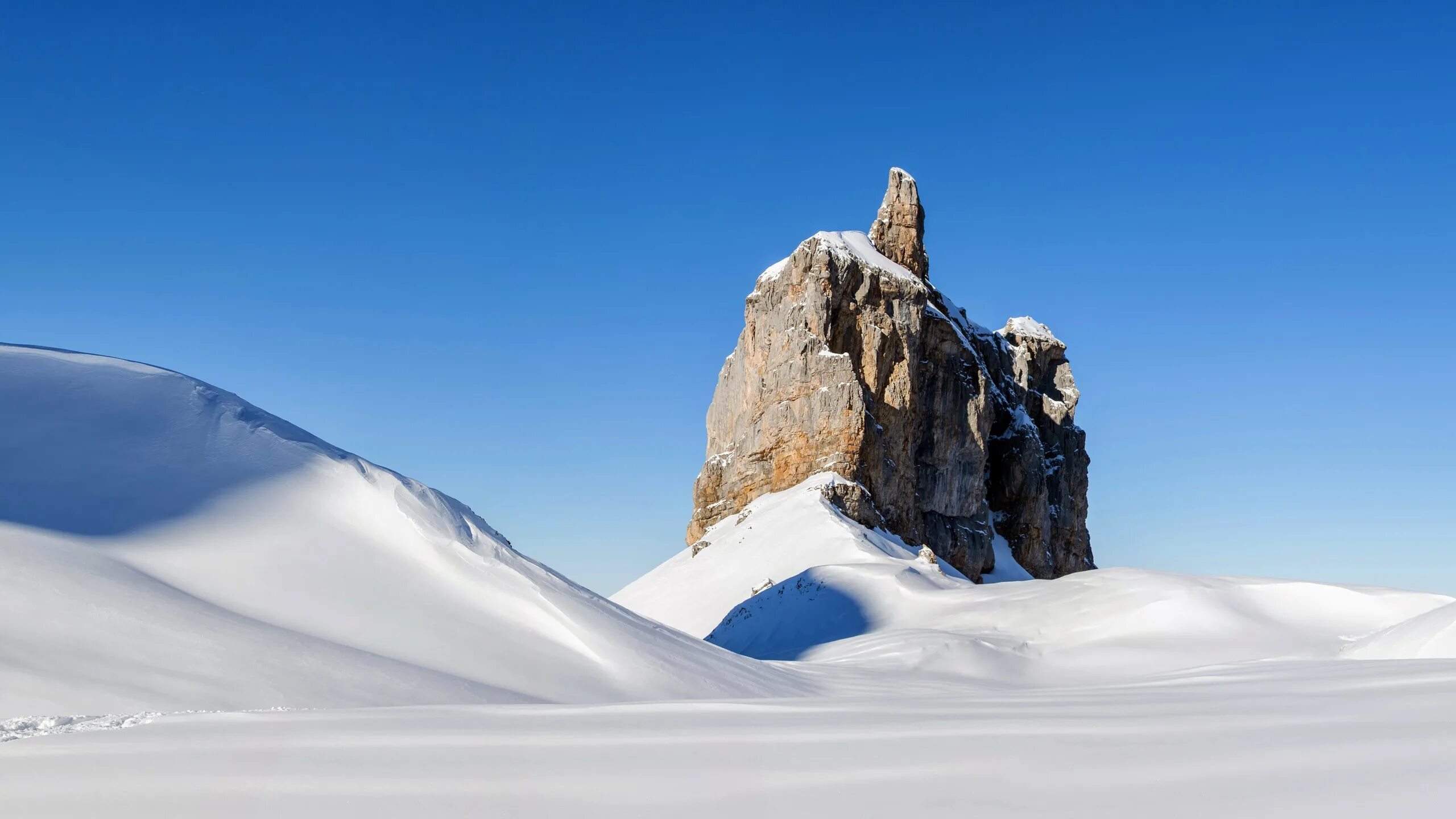 Скалы в снегу. Снежные горы. Митькины скалы таганай. Заснеженные скалы. Скалы зимой.