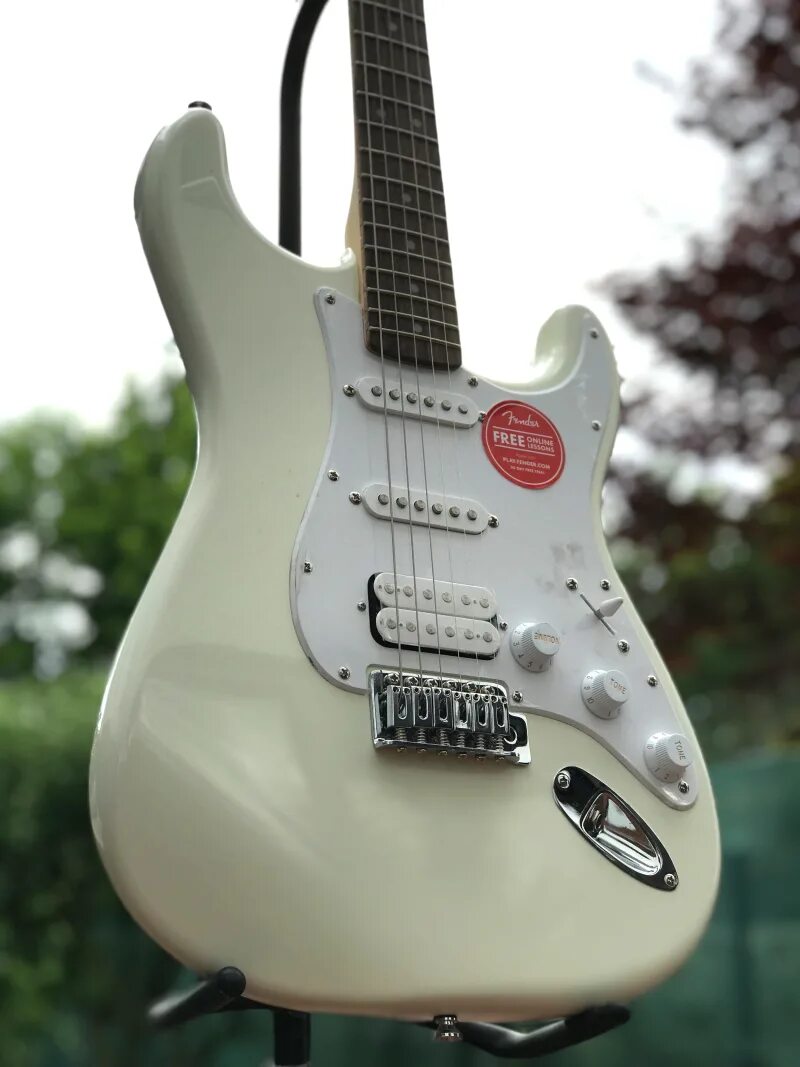 Bullet stratocaster. Squier Bullet Stratocaster HSS with Tremolo. Squier Bullet Strat. Белый стратокастер буллет. Squier Bullet Strat SSS Tremolo Blue.