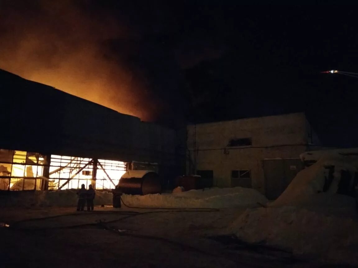 В каком городе сгорел склад вайлдберриз. Оргсинтез огонь казань. горит оргсинтез казань. пожар оргсинтез. возник пожар на складе лесоматериалов фото.