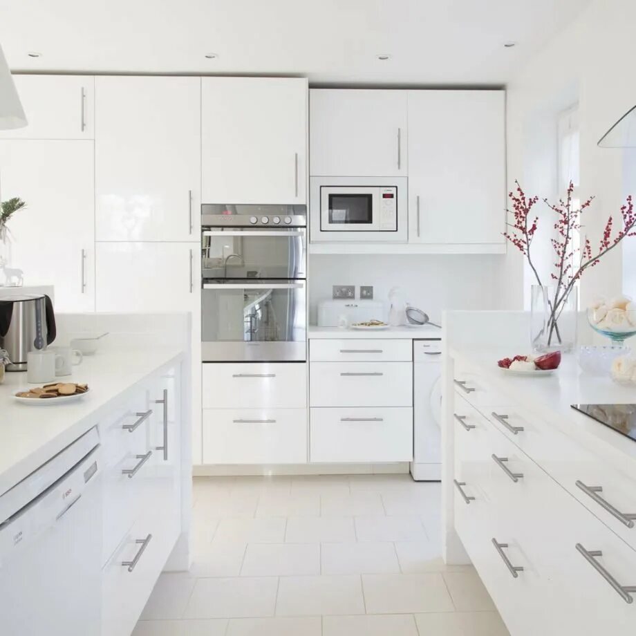 Choice white. Белые кухни. Белая глянцевая кухня. Полностью белая кухня. Белая кухня с ручками.