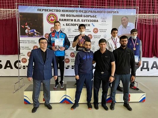 Юфо по вольной борьбе. Тренер по вольной борьбе андрей гулькевичи. Вольная борьба симферополь. Вольные борцы. Юфо по вольной борьбе.