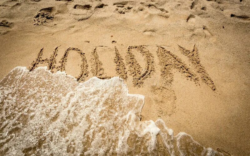 Пишет на песке. Английское слово «кредит», написанное на Песчаном пляже, смывается. Английское слово «долги», написанное на Песчаном пляже, смывается. Holiday написал