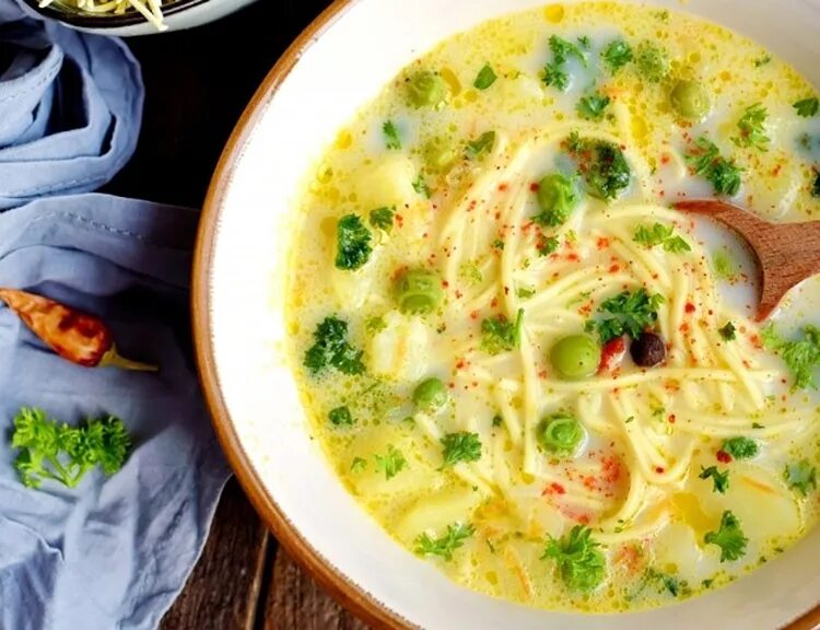 Суп с сыром горошком и плавленным зеленым. Сырный суп. сырный суп лапша с курицей. суп с плавленным сыром и яйцом. сырный суп с лапшой.