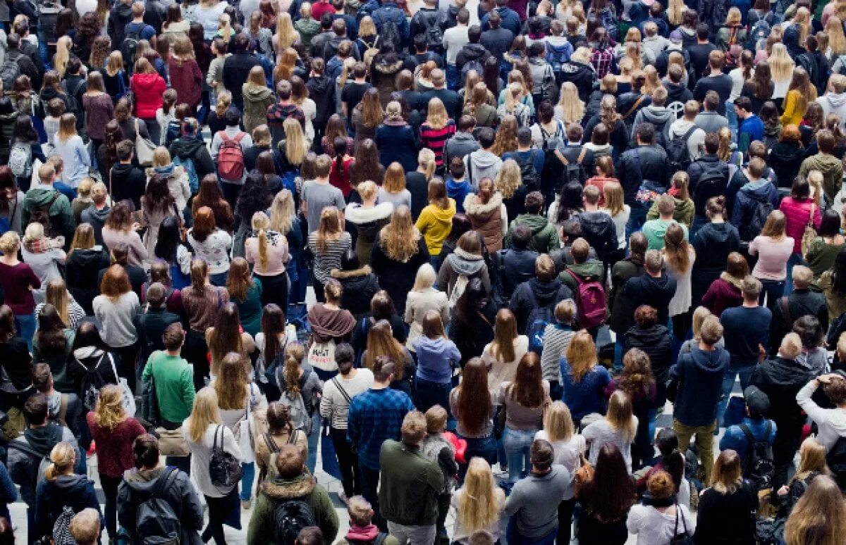 Большое количество народа. Человек толпы. Большое скопление людей. Образ толпы. Человек в толпе людей.