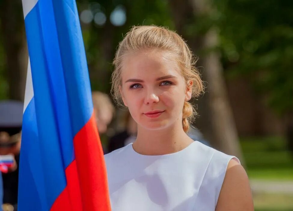 Девушка с российским флагом. Блондинка с российским флагом. Девочка на фоне флага России. Красивые девушки с российским флагом.