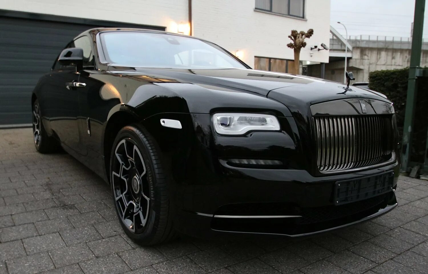 Акума роллс ростов. Черный Роллс Ройс. Роллс Ройс Wraith черный. Rolls Royce Wraith Black badge. Чёрный Роллс Ройс 2010.