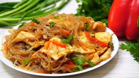 Горячее блюдо с фунчозой и курицей
