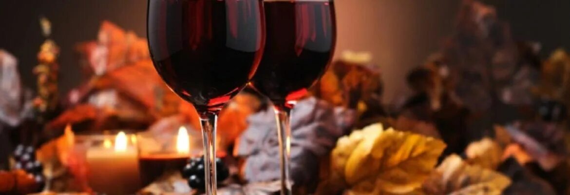 Два бокала вина бабек. Красное вино. Бокал с вином. Бокал красного вина. Красное вино в бокале.