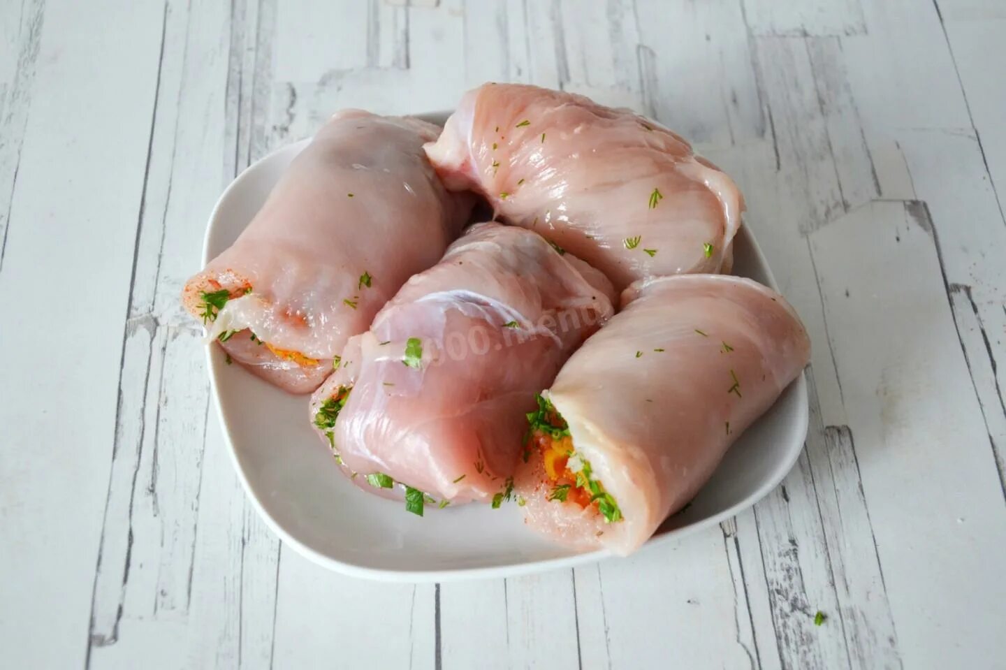 Куриные бедра без кости начинкой рулетики