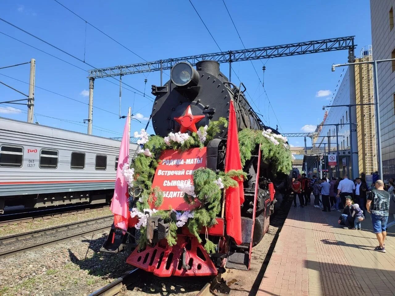 Поезд победы зарегистрироваться. Поезд Победы в Ульяновске 2023 год. Паровоз Победы. Ретро поезд. Встреча поезда на вокзале.