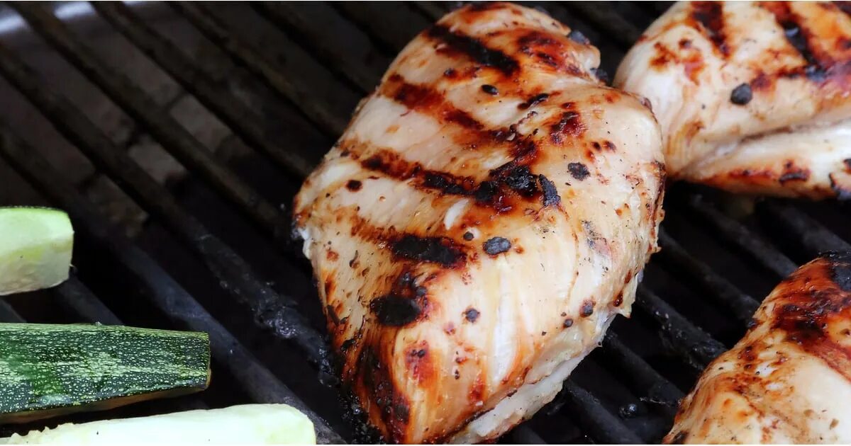куриное филе на электрогриле рецепты. куриная грудка на гриле. грудка на гриле. куриный стейк на гриле. куриная грудка с овощами гриль.
