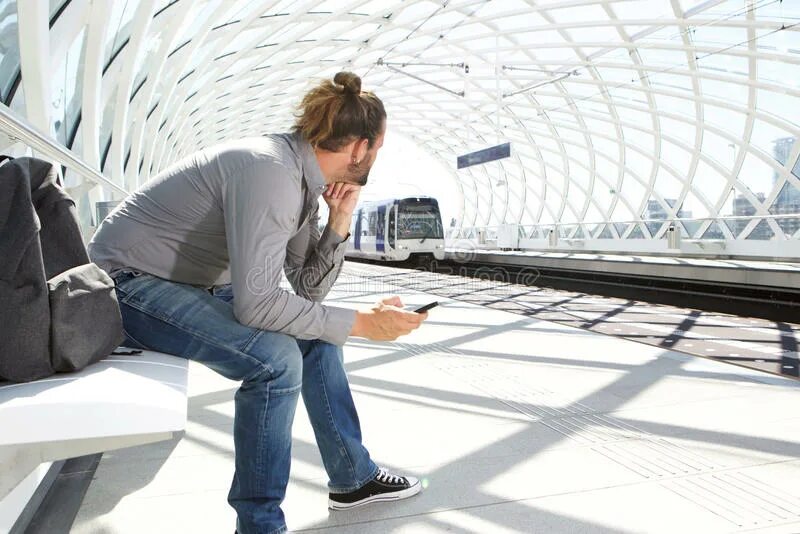 Interrail. Man wait. Задумавшийся человек со смартфоном. Man wait. Человек жде обзор.