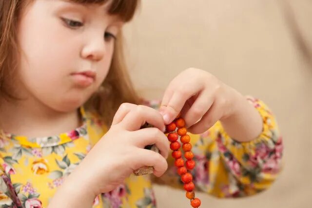 Бусы для детей. Девочка делает бусы. Бусы "детские". Детские бусы набор. Девочка делает бусы.
