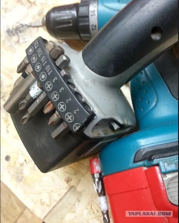 Магнитный держатель для бит макита. Держатель бит на корпус шуруповерта. Держатель бит на корпус шуруповерта. Боковой держатель бит dewalt n095778 для шуруповерта. Держатель бит для шуруповерта макита.