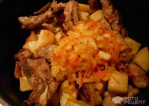 Говяжьи ребра в казане с картошкой. Ребра тушеные с картошкой. Свиные рёбрышки с картошкой в казане. Свиные рёбрышки с картошкой. Тушеная картошка с фрикадельками.