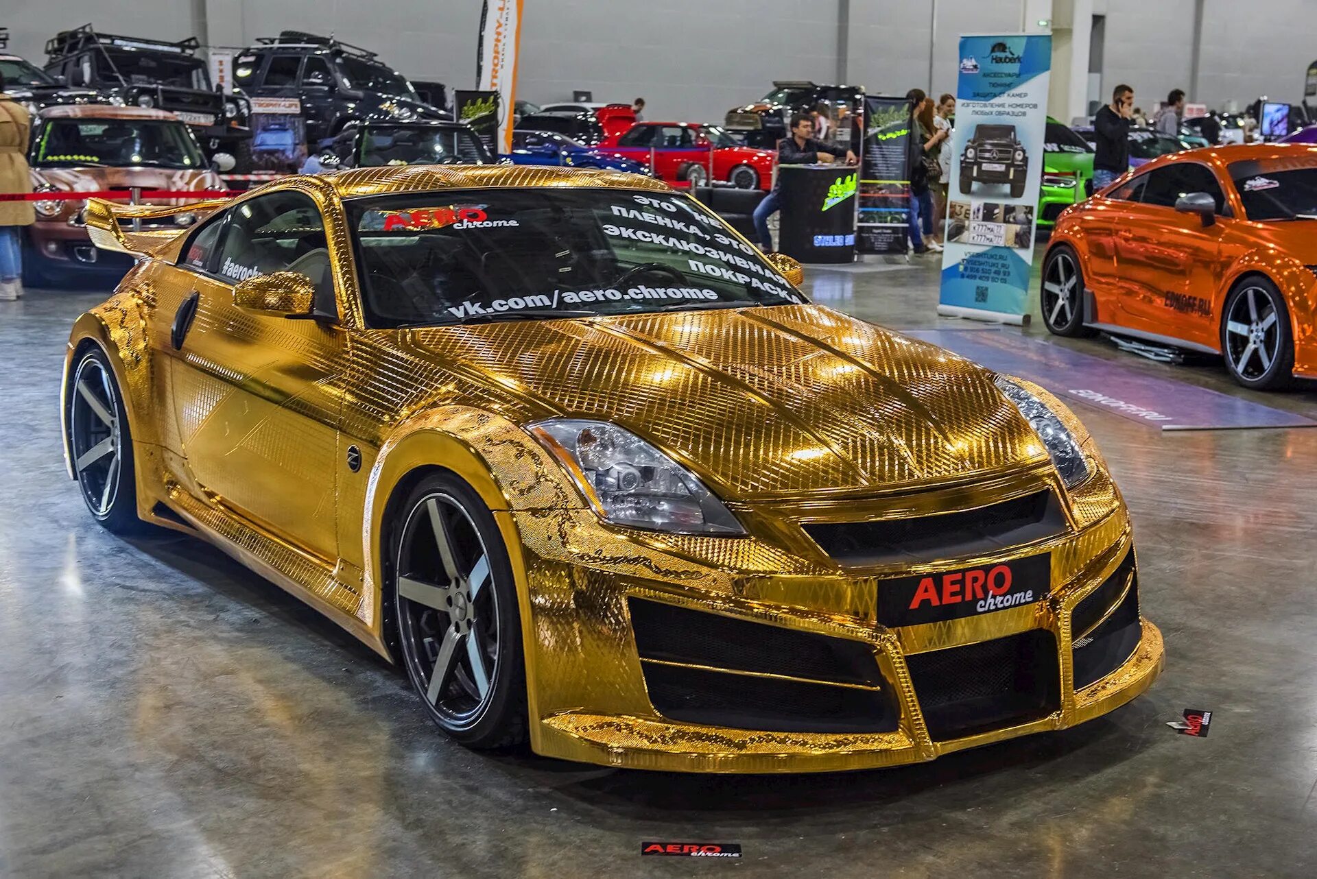 Z gold. Nissan 350z золотой. Nissan 350z машинаторов. Золотой Ниссан Машинаторы. Тюнинг шоу.