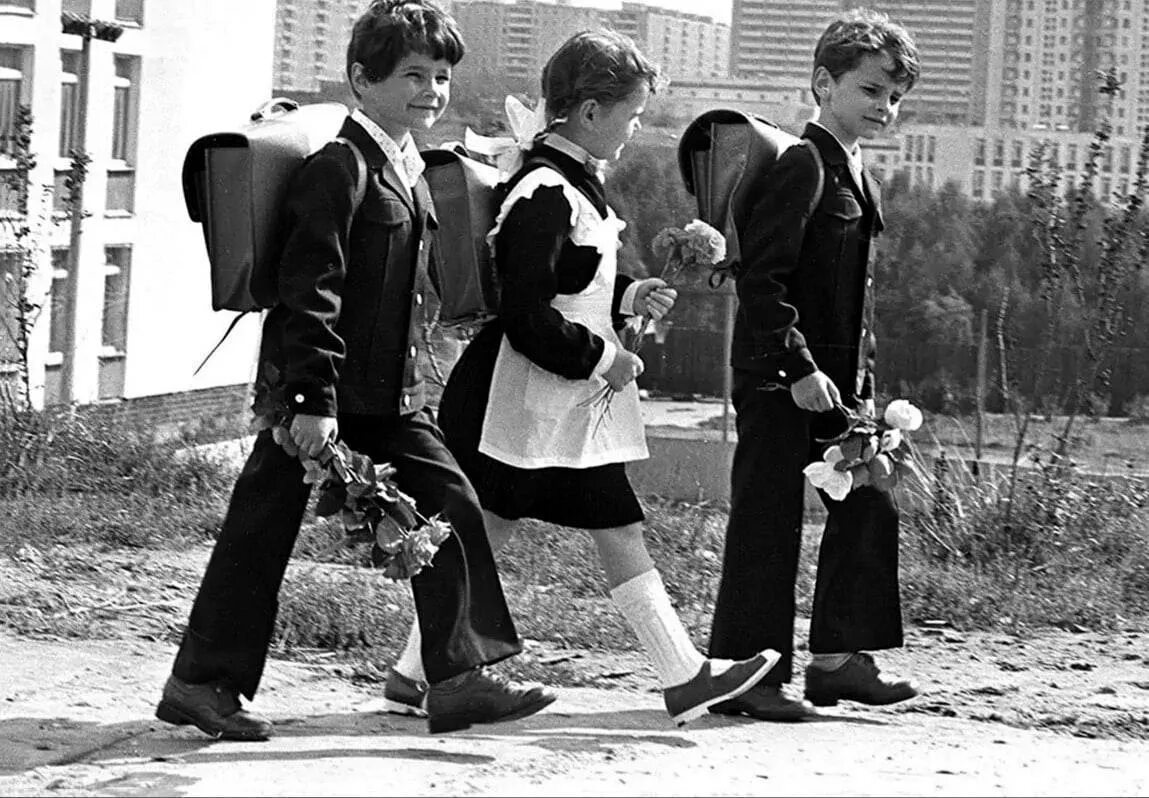 Фильм дьявол возвращается. Крампус 2 дьявол возвращается. Дьявол возвращается в школьные годы 45. Прическа на последний звонок. Демон всегда здесь фильм.