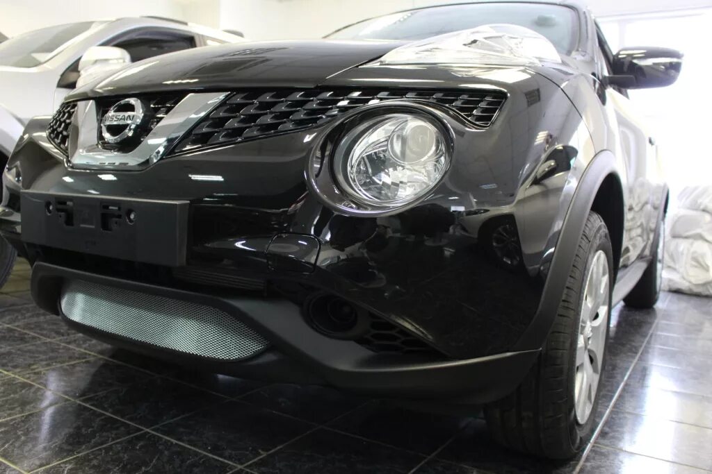 Пластиковые защиты ниссан жук. Защита картера nissan juke. Защита двигателя nissan juke. Передний бампер ниссан жук. Защита радиатора ниссан жук 2011.