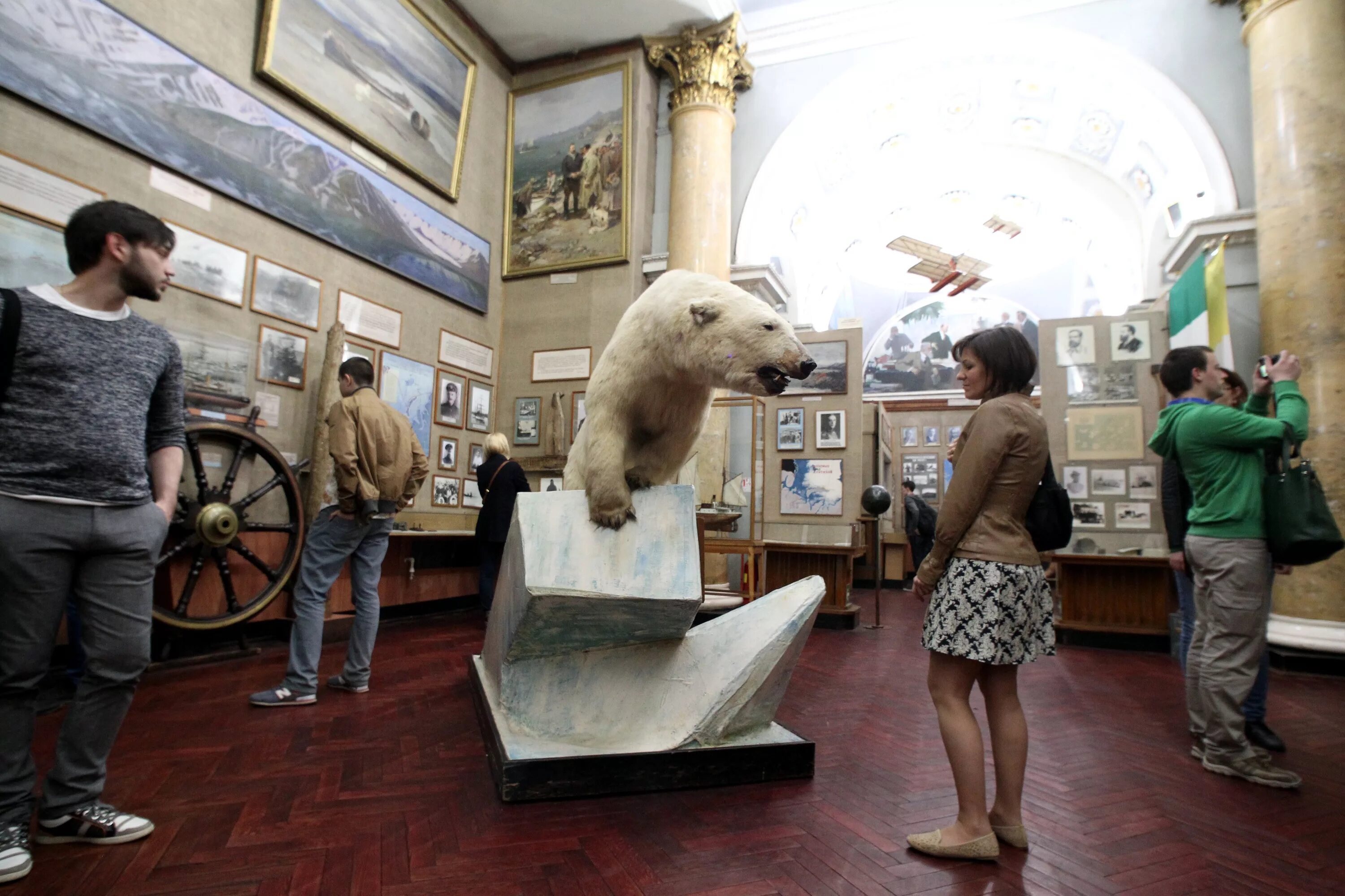 Во многих школах есть музей рассказывающий. Музей Арктики и Антарктики в Санкт-Петербурге. Музей музей Арктики и Антарктики. Экспонаты музея Арктики и Антарктики. Музей Арктики и Антарктики здание.