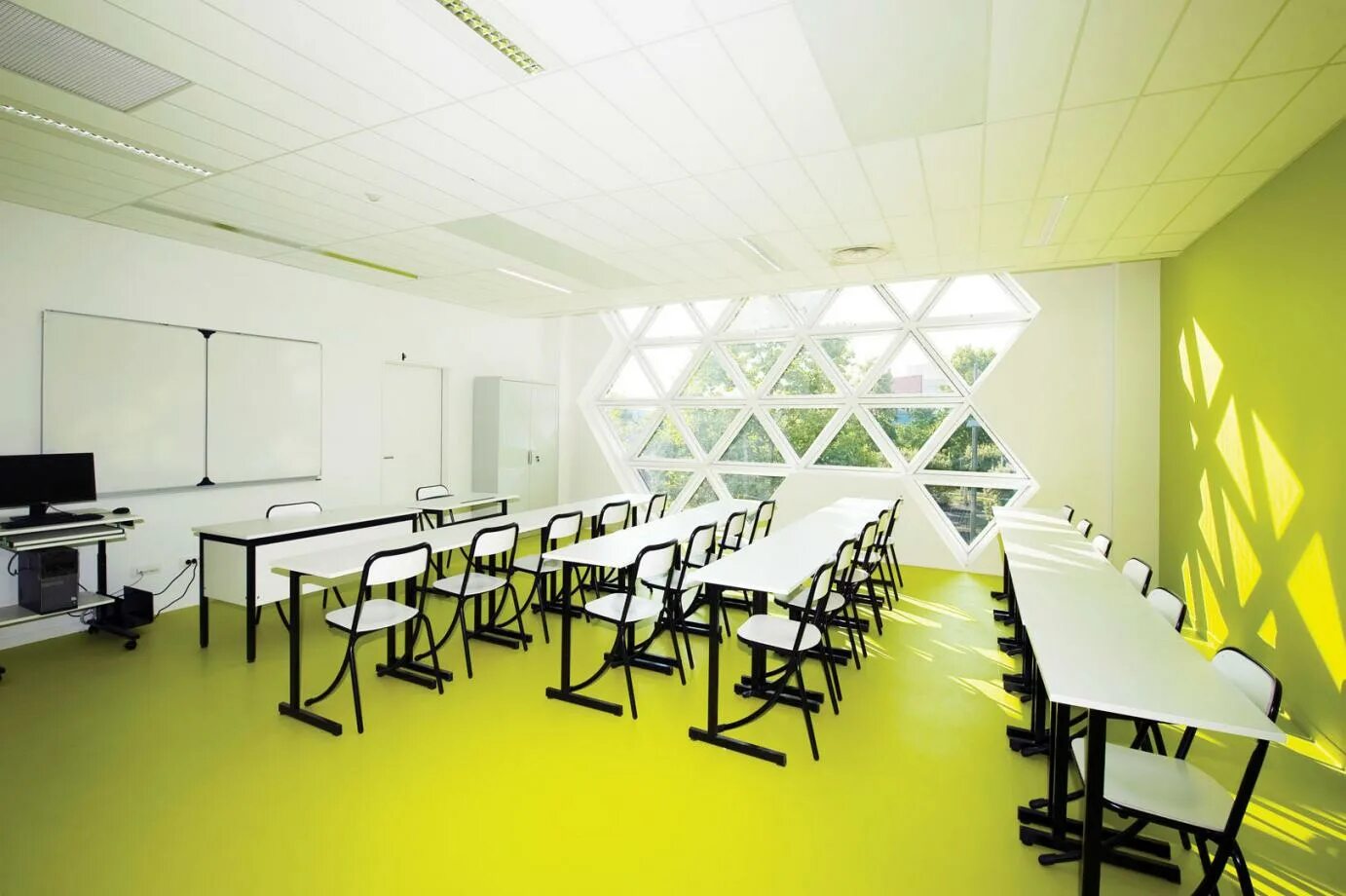 Кабинет студсовета оняме. Комната школы. Класс помещения. Комната в школе. Современная школа интерьер.