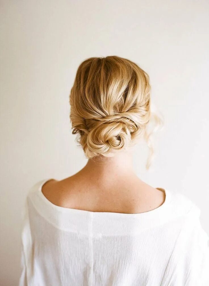 Looking for practical yet pretty prom hairstyles that won’t take you hours to cr