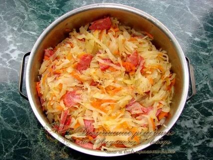Тушить капусту с колбасой