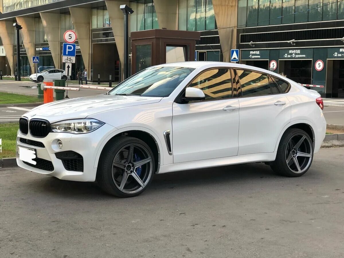White x6. BMW x6m белый. BMW x6 m 2017 белая. BMW x6 белый 2015. БМВ x6m белая.