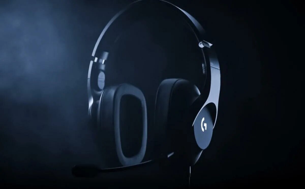 Музыка для игровых наушников. Крутой пацаны наушники. Диск и наушники. Наушники. Наушники на черном фоне.