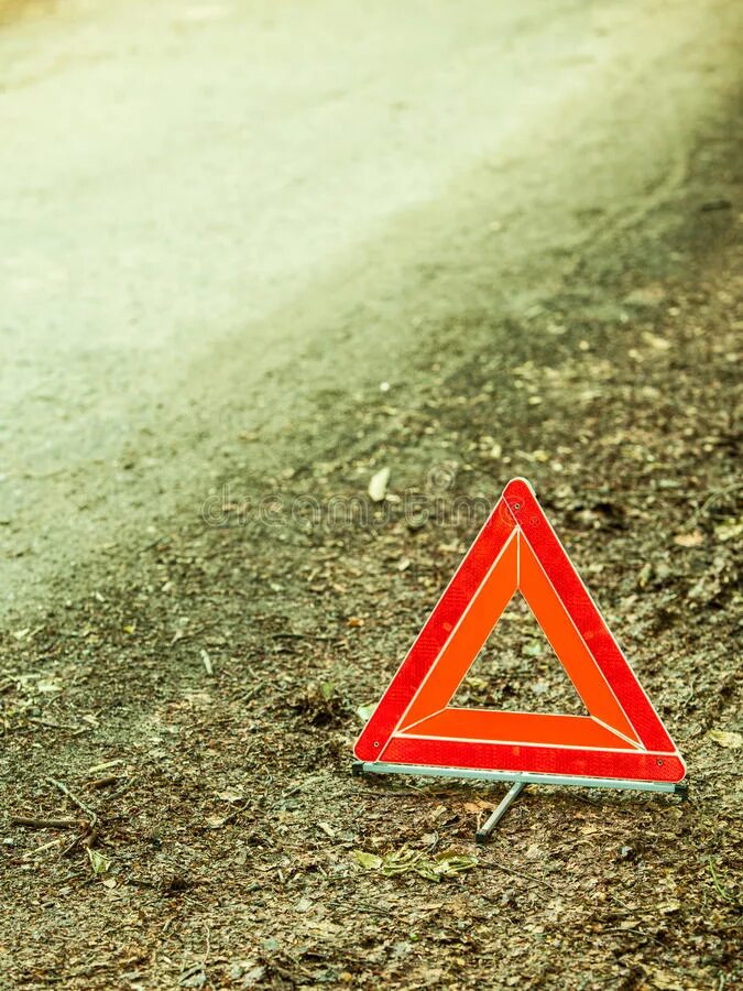 Дтп знак. Треугольник на дороге. Дтп знак на дороге. Знак аварийной остановки сломанный. Треугольный знак.