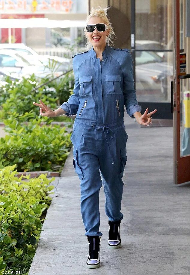 Надевать комбинезон. Знаменитости в джинсовом комбинезоне. комбинезон женский звезды знаменитости. джинсовый комбинезон с курткой. джинсовый комбинезон летний на звездах.