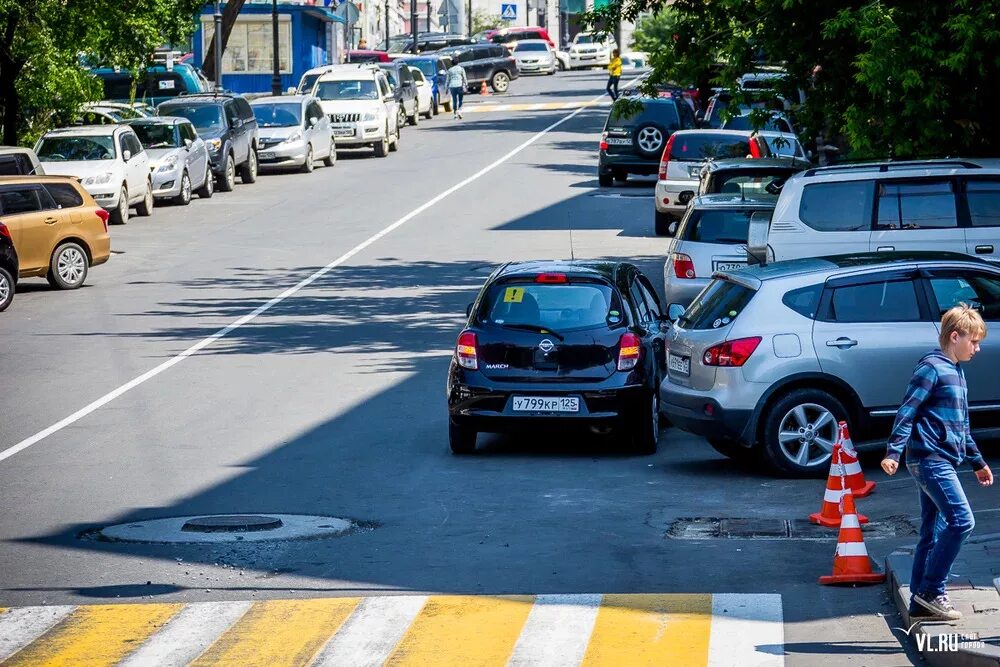 Парковка автомобиля. Парковка на проезжей части. Стоянка на проезжей части для автомобиля. Парковка вдоль проезжей части.