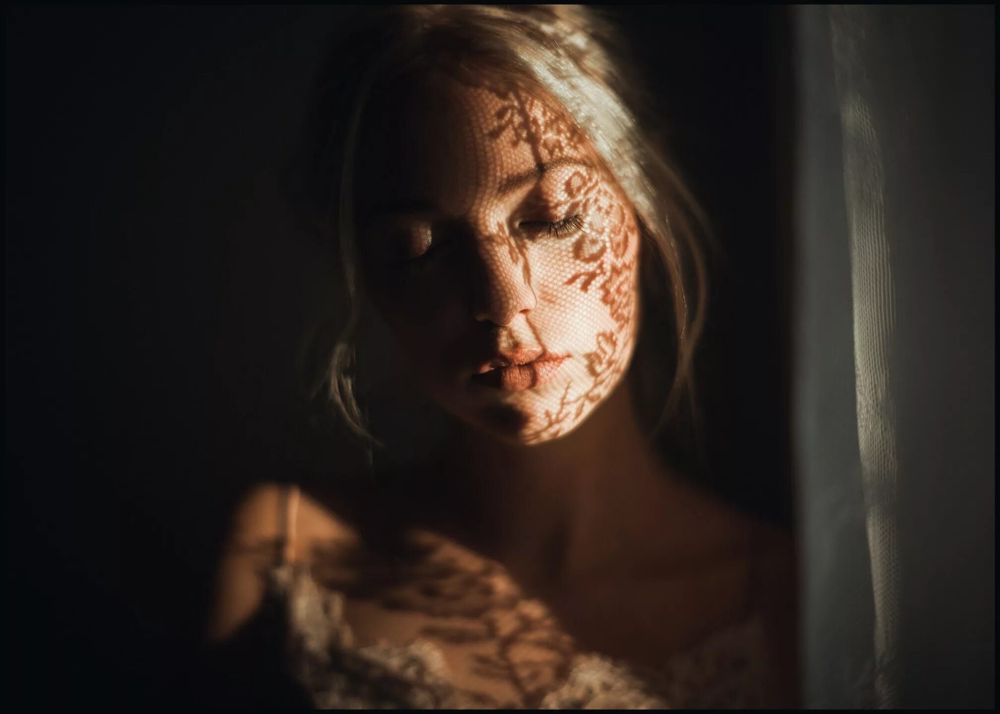 Тень на щеке. Светотень на лице. Рисование подводкой на лице. Тень на щеке. Кружевная тень на лице.