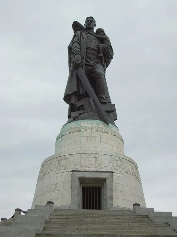 Трептов парк в берлине солдат с девочкой. 4 воин освободитель. Вучетич. 4 воин освободитель. Воин-освободитель трептов-парк берлин.