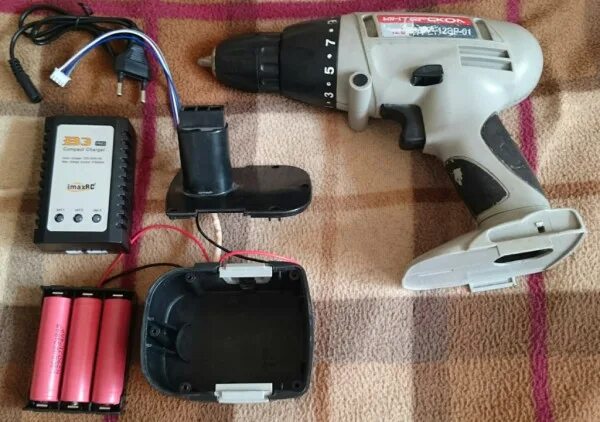 Шуруповёрт аккумуляторный еко. Разобранный шуруповерт аккумуляторный. Шуруповёрт макита от сети 220 вольт. 4 вольт от сети 220. Лампочки аккумулятора шуруповерта.