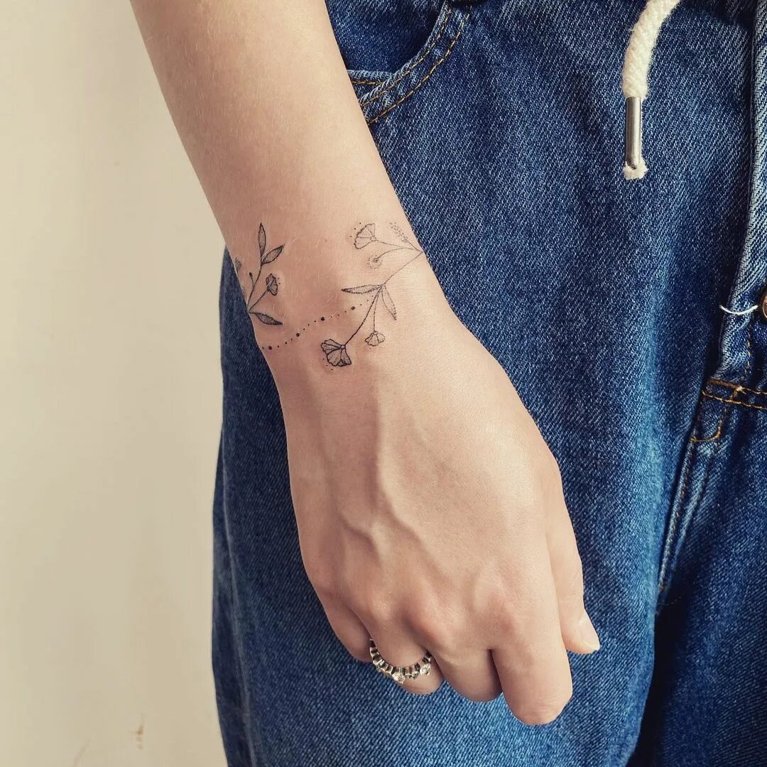 Маленькие тату для девушек. Тату браслет. Тату на руке для девушек. Модные тату для девушек 2023 на руке. Модные тату для девушек 2023 на руке.