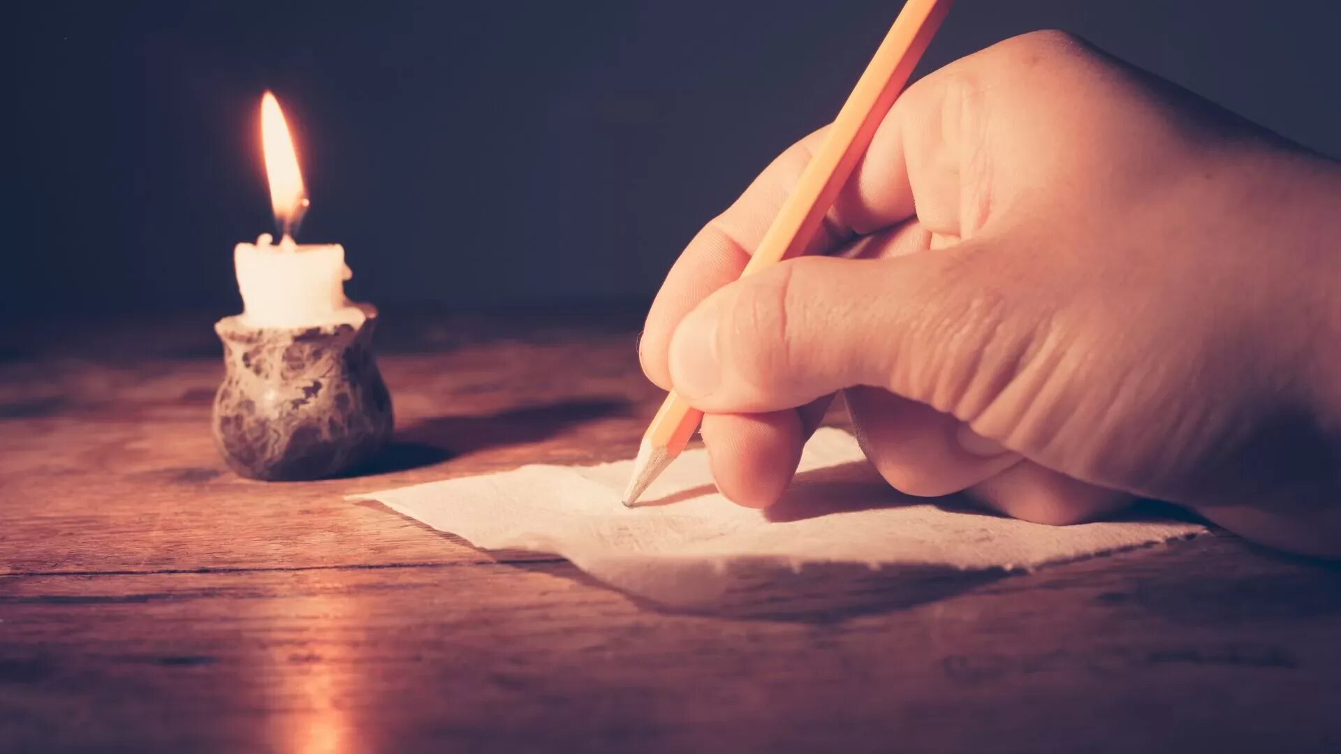 Ручка и бумага. Книги про осень. Письмо в руках. Поэзия книги. Пишущий эти строки.