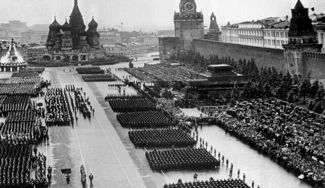 Парад победы 1945 дата. 24 Июня парад Победы в Москве 1945. 24 Июня 1945 года в Москве на красной площади в честь Победы. Парад на красной площади 24 июня 1945. Парад Победы в Москве 1945г.