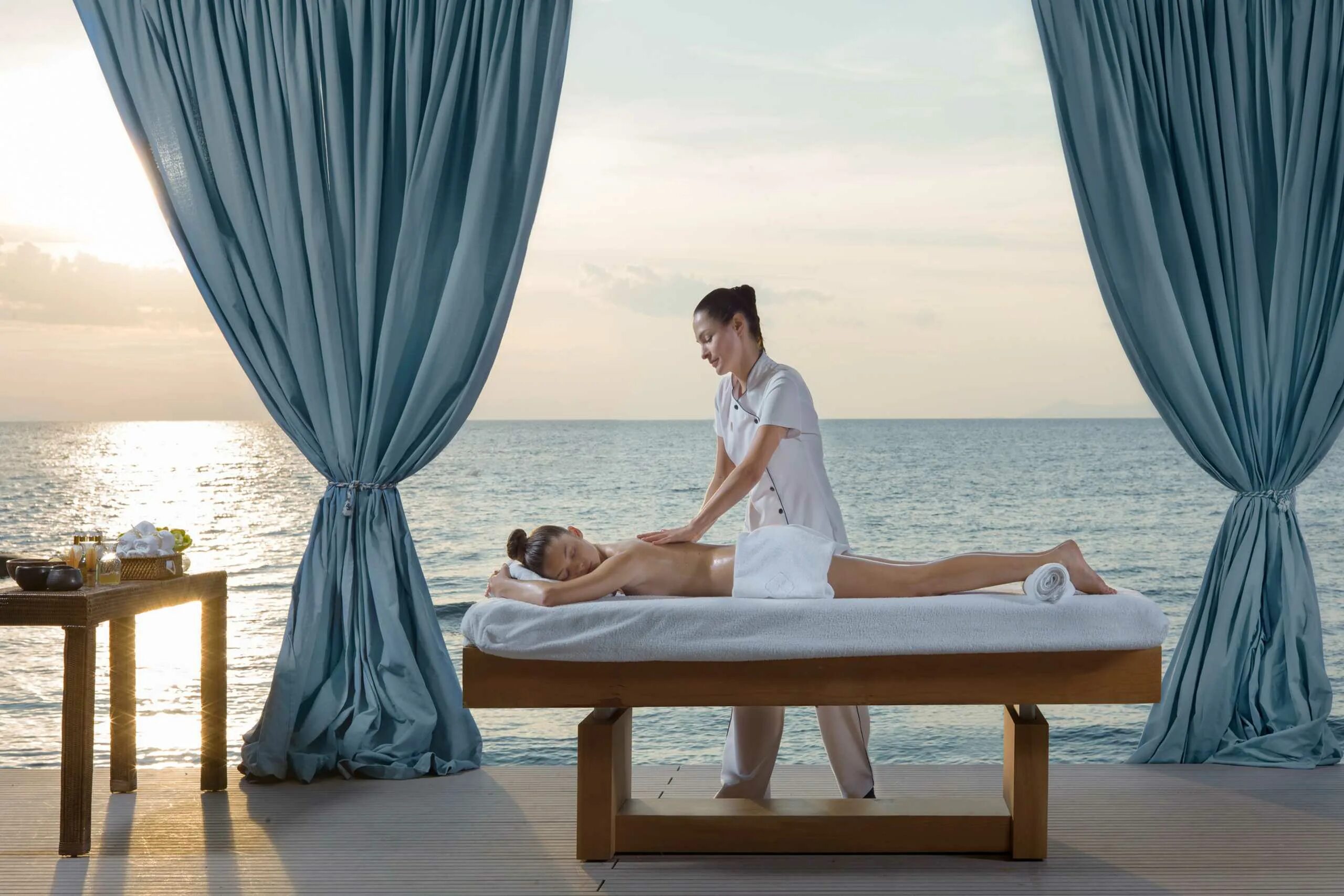 More massage. Тунис талассотерапия. Талассотерапия Греция. Массаж на берегу моря. Море спа.