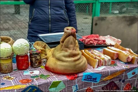 Старик продает на базаре