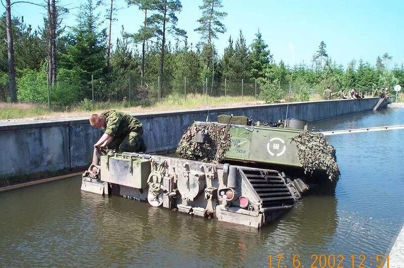 Танк утонул. Преодоление водной преграды танком т-80. Преодоление водных препятствий танком. Утопленный танк. Танк леопард утонул.