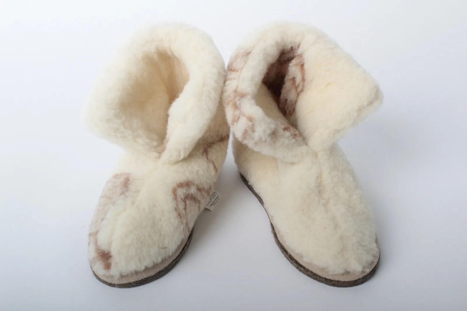 Тапочки из верблюжьей шерсти на войлочной подошве. Чуни 2022. Чуни овчина оранж мех. Тапочки унты домашние. Домашние тапки из верблюжьей шерсти.