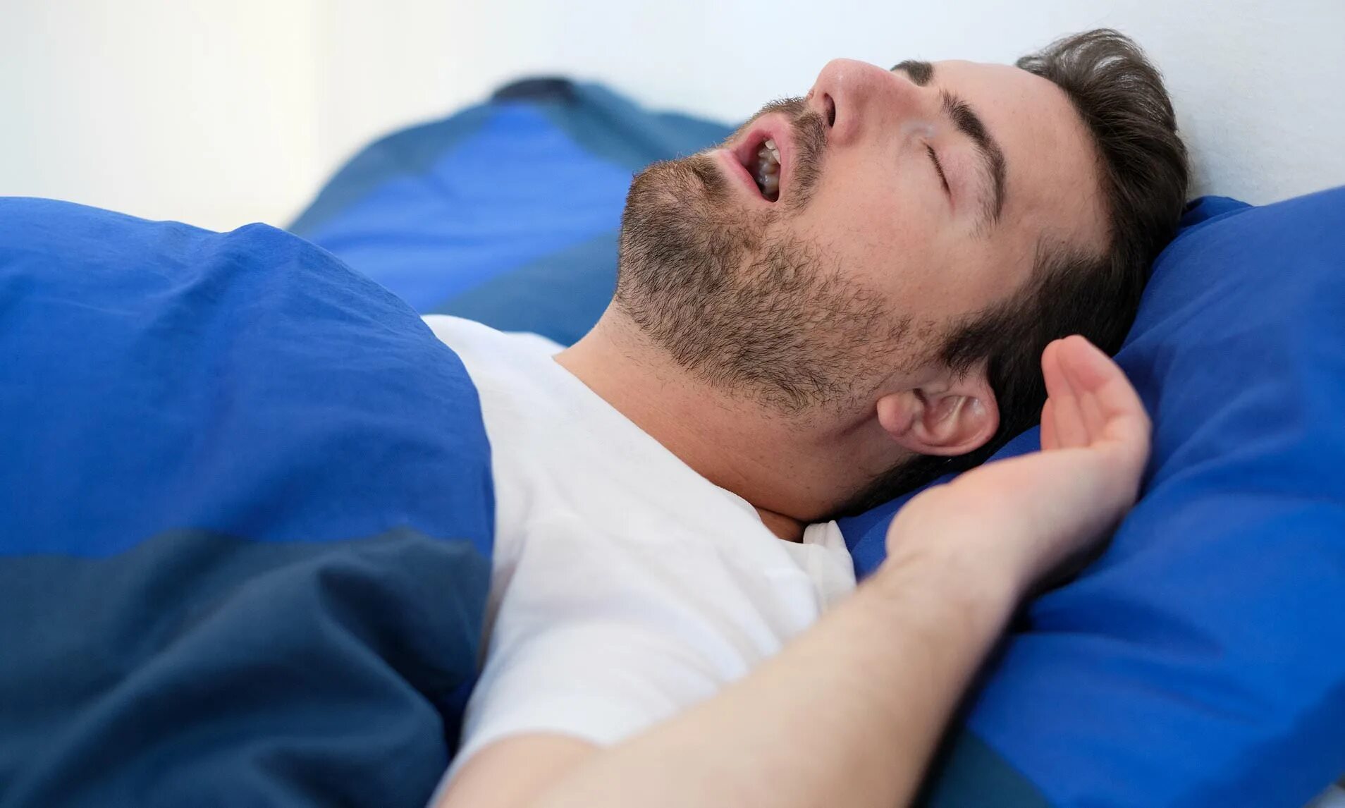 Почему пьяные люди храпят. Храп. Почему люди храпят во сне. Старик спит. Остановка дыхания во сне.