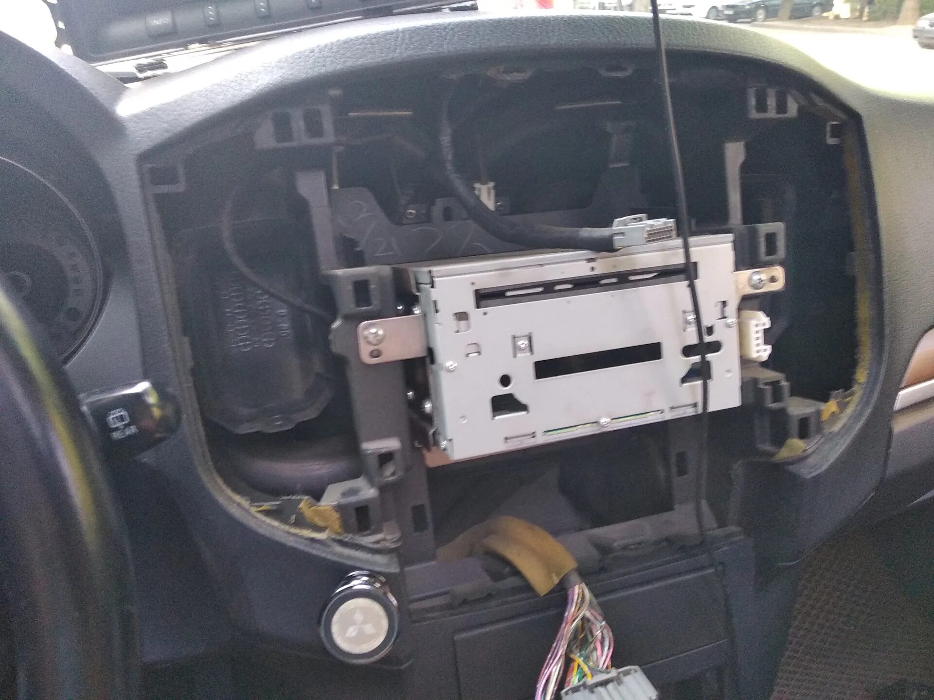 Как снять магнитолу паджеро 3 Замена головного устройства Mitsubishi Pajero Sport (2G), 2,5 л, 2013 года авт
